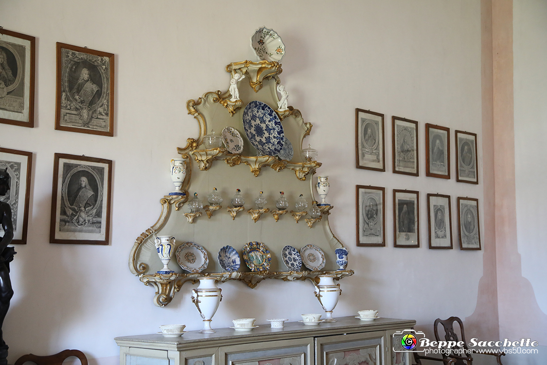VBS_6653 - Villa Pisani - Stra (Venezia).jpg - SALA DA PRANZO  Questo ambiente, adibito nel Settecento a sala da pranzo, conservò anche in seguito il suo aspetto e la sua funzione. La tavola da pranzo è allestita con oggetti di epoca napoleonica. Molti dei piatti esposti provengono dalla manifattura Antonibon di Nove, attiva dal 1728. Alle pareti vi sono ritratti di procuratori veneziani (secc. XVII-XVIII), spesso opere di famosi pittori veneziani. 